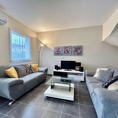 Maison Moderne 4 Pièces Climatisée, Proche Plage, Avec Jardin, Terrasse Couverte Et Parkings Sécurisés - Fr-1-226-279