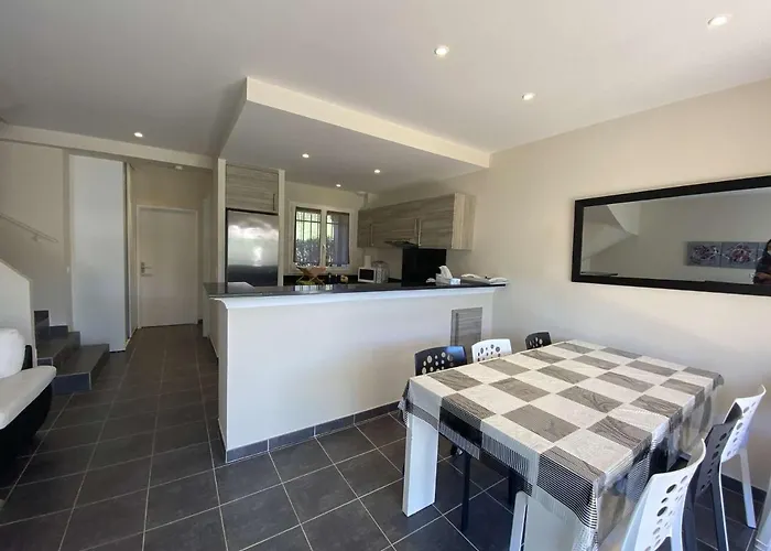 Maison Moderne 4 Pieces Climatisee, Proche Plage, Avec Jardin, Terrasse Couverte Et Parkings Securises - Fr-1-226-279 *